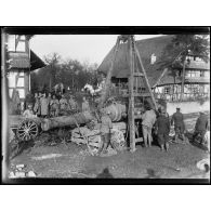 Retzwiller - pièce de 240 mm embourbée sur la route de Dannemarie, travaux de dégagement. [légende d'origine]