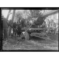 Retzwiller - pièce de 240 mm embourbée sur la route de Dannemarie, travaux de dégagement. [légende d'origine]