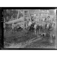 Retzwiller - pièce de 240 mm embourbée sur la route de Dannemarie, travaux de dégagement. [légende d'origine]