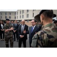Le président de la République lors de sa visite au détachement Sentinelle du Fort Neuf de Vincennes.