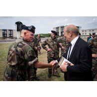 Le ministre de la Défense rencontre le détachement Sentinelle.