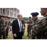 Le ministre de la Défense rencontre le détachement Sentinelle.
