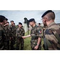 Le CEMA et le détachement Sentinelle lors de la visite au Fort Neuf de Vincennes.