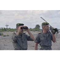 Des légionnaires du 5e régiment étranger (5e RE) en patrouille sur l'atoll de Moruroa observent la mer, à la recherche du cinquième zodiac de Greenpeace introuvable lors de l'arraisonnement du navire Rainbow Warrior II.
