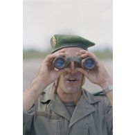 Un légionnaire du 5e régiment étranger (5e RE) en patrouille sur l'atoll de Moruroa observe la mer, à la recherche du cinquième zodiac de Greenpeace introuvable lors de l'arraisonnement du navire Rainbow Warrior II.