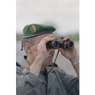 Un légionnaire du 5e régiment étranger (5e RE) en patrouille sur l'atoll de Moruroa observe la mer, à la recherche du cinquième zodiac de Greenpeace introuvable lors de l'arraisonnement du navire Rainbow Warrior II.