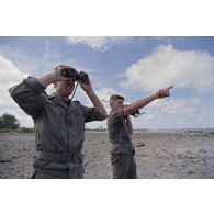 Des légionnaires du 5e régiment étranger (5e RE) en patrouille sur l'atoll de Moruroa observent la mer, à la recherche du cinquième zodiac de Greenpeace introuvable lors de l'arraisonnement du navire Rainbow Warrior II.