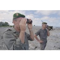 Des légionnaires du 5e régiment étranger (5e RE) en patrouille sur l'atoll de Moruroa observent la mer, à la recherche du cinquième zodiac de Greenpeace introuvable lors de l'arraisonnement du navire Rainbow Warrior II.