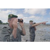 Des légionnaires du 5e régiment étranger (5e RE) en patrouille sur l'atoll de Moruroa observent la mer, à la recherche du cinquième zodiac de Greenpeace introuvable lors de l'arraisonnement du navire Rainbow Warrior II.