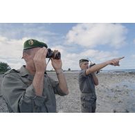 Des légionnaires du 5e régiment étranger (5e RE) en patrouille sur l'atoll de Moruroa observent la mer, à la recherche du cinquième zodiac de Greenpeace introuvable lors de l'arraisonnement du navire Rainbow Warrior II.