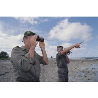 Des légionnaires du 5e régiment étranger (5e RE) en patrouille sur l'atoll de Moruroa observent la mer, à la recherche du cinquième zodiac de Greenpeace introuvable lors de l'arraisonnement du navire Rainbow Warrior II.