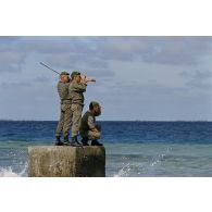 Des légionnaires du 5e régiment étranger (5e RE) en patrouille sur l'atoll de Moruroa observent la mer, à la recherche du cinquième zodiac de Greenpeace introuvable lors de l'arraisonnement du navire Rainbow Warrior II.