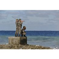 Des légionnaires du 5e régiment étranger (5e RE) en patrouille sur l'atoll de Moruroa observent la mer, à la recherche du cinquième zodiac de Greenpeace introuvable lors de l'arraisonnement du navire Rainbow Warrior II.