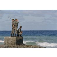 Des légionnaires du 5e régiment étranger (5e RE) en patrouille sur l'atoll de Moruroa observent la mer, à la recherche du cinquième zodiac de Greenpeace introuvable lors de l'arraisonnement du navire Rainbow Warrior II.