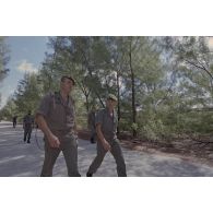 Des légionnaires du 5e régiment étranger (5e RE) en patrouille fouillent l'atoll de Moruroa à la recherche du cinquième zodiac de Greenpeace introuvable lors de l'arraisonnement du navire Rainbow Warrior II.