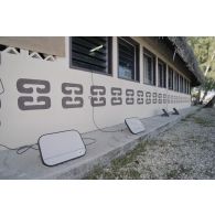 Vue extérieure de la salle de presse destinée aux journalistes installée par le SIRPA sur l'atoll de Moruroa et des valises INMARSAT pour la transmission vocale des informations par satellite.