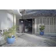 Vue extérieure de l'entrée de la salle de presse destinée aux journalistes installée par le SIRPA sur l'atoll de Moruroa.