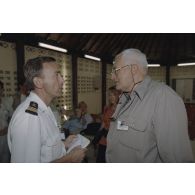 Le capitaine de corvette Ollivier (SIRPA) discute avec François Luizet du Figaro dans la salle de presse installée par le SIRPA sur l'atoll de Moruroa.