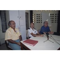 Le général de corps aérien Paul Véricel, directeur des centres d'expérimentation nucléaire (DIRCEN), donne une conférence de presse en compagnie de Jacques Bouchard, directeur des applications militaires (DAM), et de Alain Barthoux, directeur des essais, du Commissariat à l'énergie atomique (CEA) dans la salle de presse du SIRPA sur l'atoll de Moruroa.