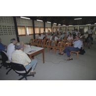 Le général de corps aérien Paul Véricel, directeur des centres d'expérimentation nucléaire (DIRCEN), donne une conférence de presse en compagnie de Jacques Bouchard, directeur des applications militaires (DAM), et de Alain Barthoux, directeur des essais, du Commissariat à l'énergie atomique (CEA) dans la salle de presse du SIRPA sur l'atoll de Moruroa.