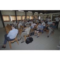 Le général directeur des centres d'expérimentation nucléaire (DIRCEN) donne une conférence de presse dans la salle de presse du SIRPA sur l'atoll de Moruroa.