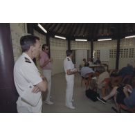 Le général de corps aérien Paul Véricel, directeur des centres d'expérimentation nucléaire (DIRCEN), donne une conférence de presse en compagnie de Jacques Bouchard, directeur des applications militaires (DAM), et de Alain Barthoux, directeur des essais, du Commissariat à l'énergie atomique (CEA) dans la salle de presse du SIRPA sur l'atoll de Moruroa.