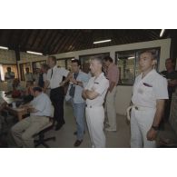 Le général directeur des centres d'expérimentation nucléaire (DIRCEN) donne une conférence de presse dans la salle de presse du SIRPA sur l'atoll de Moruroa. Officiers de presse et journalistes.