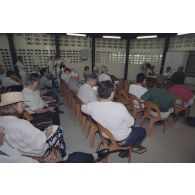 Le général de corps aérien Paul Véricel, directeur des centres d'expérimentation nucléaire (DIRCEN), donne une conférence de presse en compagnie de Jacques Bouchard, directeur des applications militaires (DAM), et de Alain Barthoux, directeur des essais, du Commissariat à l'énergie atomique (CEA) dans la salle de presse du SIRPA sur l'atoll de Moruroa.