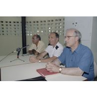 Le général de corps aérien Paul Véricel, directeur des centres d'expérimentation nucléaire (DIRCEN), donne une conférence de presse en compagnie de Jacques Bouchard, directeur des applications militaires (DAM), et de Alain Barthoux, directeur des essais, du Commissariat à l'énergie atomique (CEA) dans la salle de presse du SIRPA sur l'atoll de Moruroa.