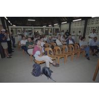 Le général directeur des centres d'expérimentation nucléaire (DIRCEN) donne une conférence de presse dans la salle de presse du SIRPA sur l'atoll de Moruroa.