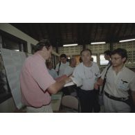 Sortie des journalistes à l'issue de la conférence de presse du général directeur des centres d'expérimentation nucléaire (DIRCEN) dans la salle de presse du SIRPA sur l'atoll de Moruroa.