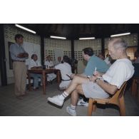 Le général de corps aérien Paul Véricel, directeur des centres d'expérimentation nucléaire (DIRCEN), donne une conférence de presse en compagnie de Jacques Bouchard, directeur des applications militaires (DAM), et de Alain Barthoux, directeur des essais, du Commissariat à l'énergie atomique (CEA) dans la salle de presse du SIRPA sur l'atoll de Moruroa.