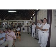 Le général directeur des centres d'expérimentation nucléaire (DIRCEN) donne une conférence de presse dans la salle de presse du SIRPA sur l'atoll de Moruroa. Officiers de presse, dont le capitaine de corvette Ollivier (SIRPA), et journalistes.