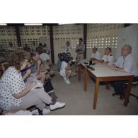 Le général de corps aérien Paul Véricel, directeur des centres d'expérimentation nucléaire (DIRCEN), donne une conférence de presse en compagnie de Jacques Bouchard, directeur des applications militaires (DAM), et de Alain Barthoux, directeur des essais, du Commissariat à l'énergie atomique (CEA) dans la salle de presse du SIRPA sur l'atoll de Moruroa.