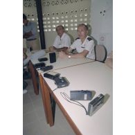 Le général de corps aérien Paul Véricel, directeur des centres d'expérimentation nucléaire (DIRCEN), donne une conférence de presse en compagnie de Alain Barthoux, directeur des essais, du Commissariat à l'énergie atomique (CEA), et du directeur des applications militaires (DAM), dans la salle de presse du SIRPA sur l'atoll de Moruroa.