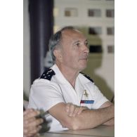 Portrait du général de corps aérien Paul Véricel, directeur des centres d'expérimentation nucléaire (DIRCEN), en conférence de presse dans la salle de presse du SIRPA sur l'atoll de Moruroa.