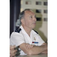 Portrait du général de corps aérien Paul Véricel, directeur des centres d'expérimentation nucléaire (DIRCEN), en conférence de presse dans la salle de presse du SIRPA sur l'atoll de Moruroa.