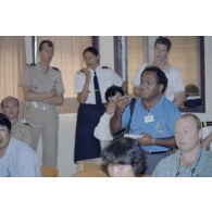 Un journaliste de RFO intervient lors de la conférence de presse du général Véricel, directeur des centres d'expérimentation nucléaire (DIRCEN), dans la salle de presse du SIRPA sur l'atoll de Moruroa.