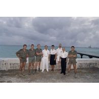 Photographie de groupe de l'équipe SIRPA-ECPA devant le lagon de Moruruoa.