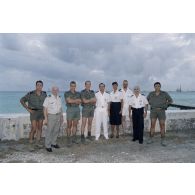 Photographie de groupe de l'équipe SIRPA-ECPA devant le lagon de Moruruoa.