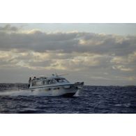 Partie de pêche à la traîne sur une petite vedette en bordure de l'atoll de Moruroa lors d'une visite de membres du gouvernement et d'élus du territoire polynésiens.
