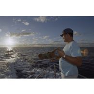 Partie de pêche à la traîne sur une petite vedette en bordure de l'atoll de Moruroa lors d'une visite de membres du gouvernement et d'élus du territoire polynésiens.
