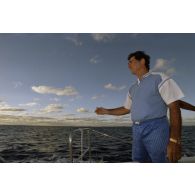 Partie de pêche à la traîne sur une petite vedette en bordure de l'atoll de Moruroa du deuxième adjoint du maire de Papeete, Patrick Bordet, lors d'une visite de membres du gouvernement et d'élus du territoire polynésiens.