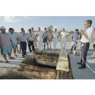 La délégation de membres du gouvernement et d'élus du territoire polynésien visite un ancien puits de tir sur l'atoll de Moruroa, et écoute l'exposé d'un personnel du commissariat à l'énergie atomique (CEA), en présence du colonel Patrick Delcourt, commandant le site (COMSITE) et d'Ismaël Tuahu, maire de Taha'a.