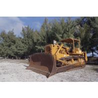 Engin de travaux publics Caterpillar sur l'atoll de Moruroa.