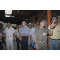 Le colonel Patrick Delcourt, commandant le site (COMSITE), et Gaston Flosse, président de la Polynésie française, avec la délégation de membres du gouvernement et d'élus du territoire polynésien visitent les laboratoires du service mixte de surveillance radiologique et biologique de l'homme et de l'environnement (SMSRB) sur l'atoll de Moruroa.