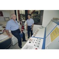 Gaston Flosse, président de la Polynésie française, et la délégation de membres du gouvernement et d'élus du territoire polynésien visitent les laboratoires du service mixte de surveillance radiologique et biologique de l'homme et de l'environnement (SMSRB) sur l'atoll de Moruroa.