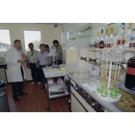 La délégation de membres du gouvernement et d'élus du territoire polynésien visite les laboratoires du service mixte de surveillance radiologique et biologique de l'homme et de l'environnement (SMSRB) sur l'atoll de Moruroa.