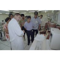 La délégation de membres du gouvernement et d'élus du territoire polynésien, dont Eugène Bessert, maire de Papara (casquette bleue), visite les laboratoires du service mixte de surveillance radiologique et biologique de l'homme et de l'environnement (SMSRB) sur l'atoll de Moruroa.