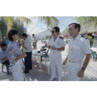 Dégustation de noix de coco avant l'apéritif par la délégation de membres du gouvernement et d'élus du territoire polynésien, en présence d'un capitaine et du capitaine de corvette Ollivier du SIRPA.